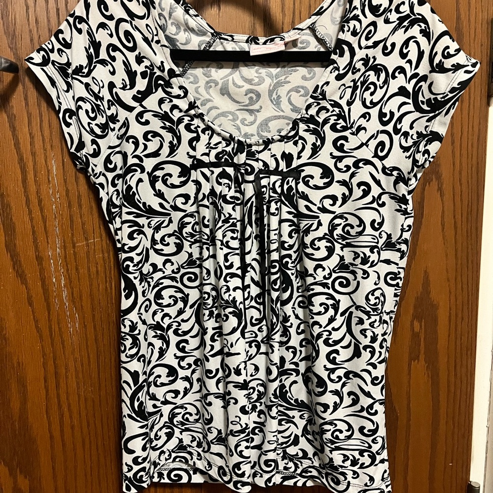 Elegant Black and White Patterned Women's Top